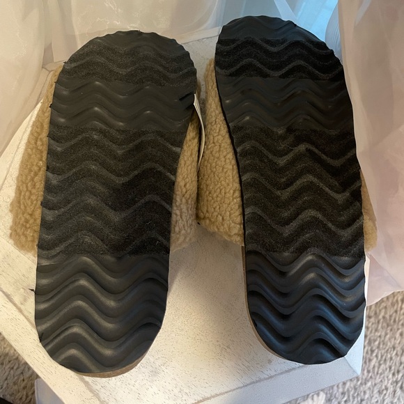 NWT GAP Sherpa slides size 7 women - Picture 6 of 7